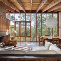 Fenêtres en bois dans la maison à ossature
