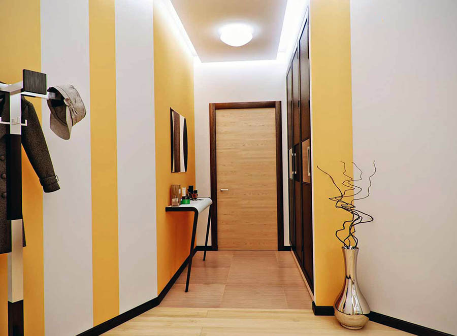 Svijetlo žuti zidovi u uskom hodniku