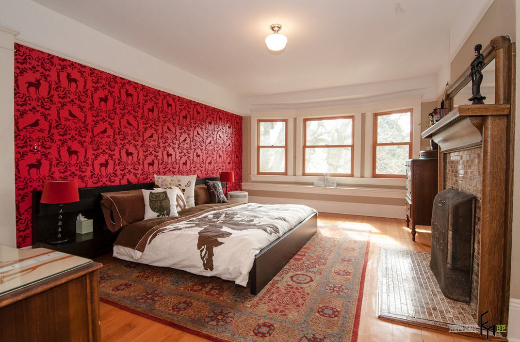 Mur avec du papier peint rouge dans une chambre spacieuse