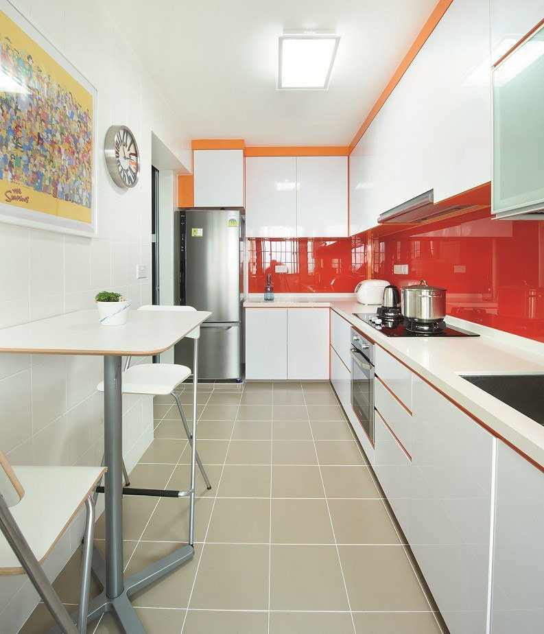 Grembiule lucido rosso in una cucina bianca