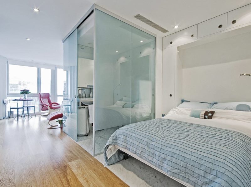 Glass partition in the interior of a studio apartment of 25 square meters