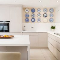 Decorative plates on the kitchen wall