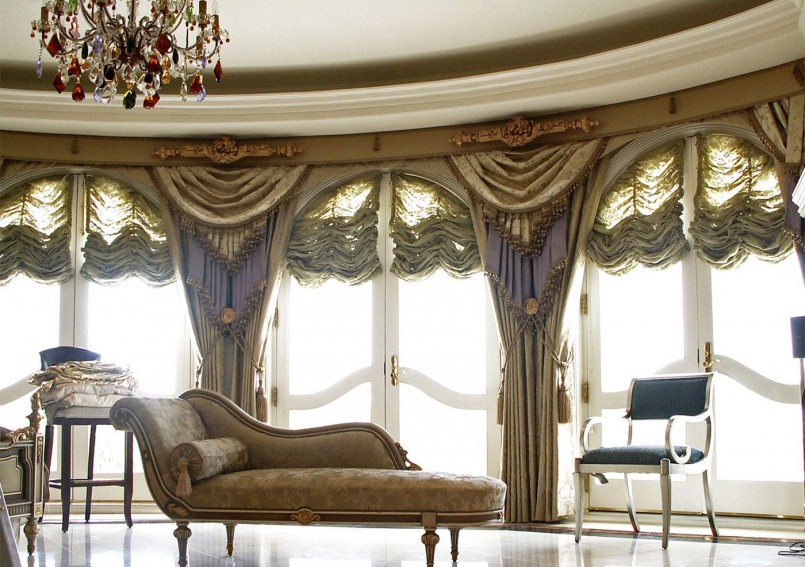 De combinatie van stof op de gordijnen en decoratie van gestoffeerde meubels in de woonkamer