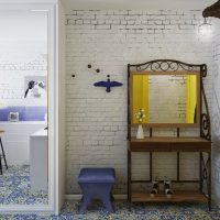 Une petite table avec un miroir dans le couloir d'un petit appartement
