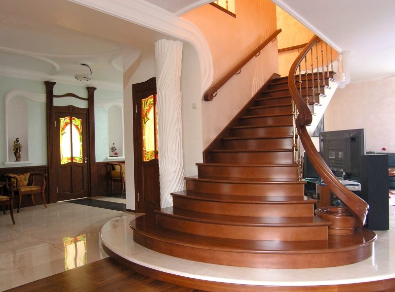 Escalier en bois dans un design de maison de ville
