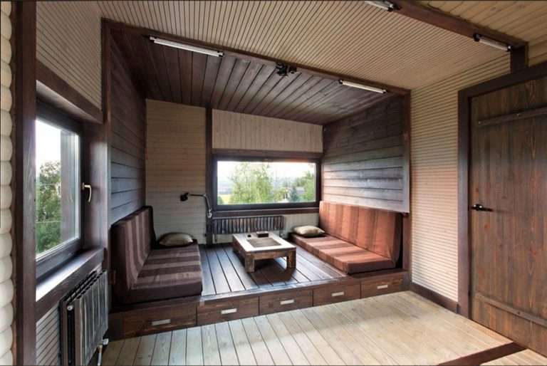 La conception de la zone de loisirs dans le salon en imitation bois