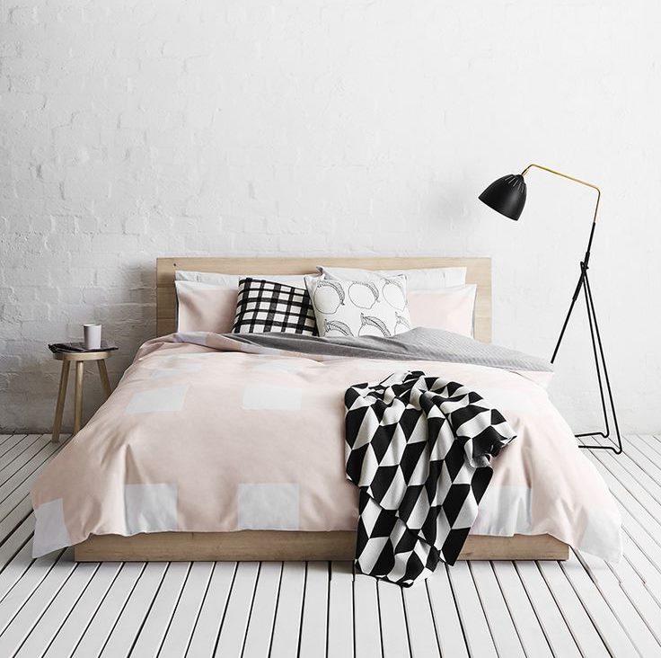 Camera da letto bianca minimalista