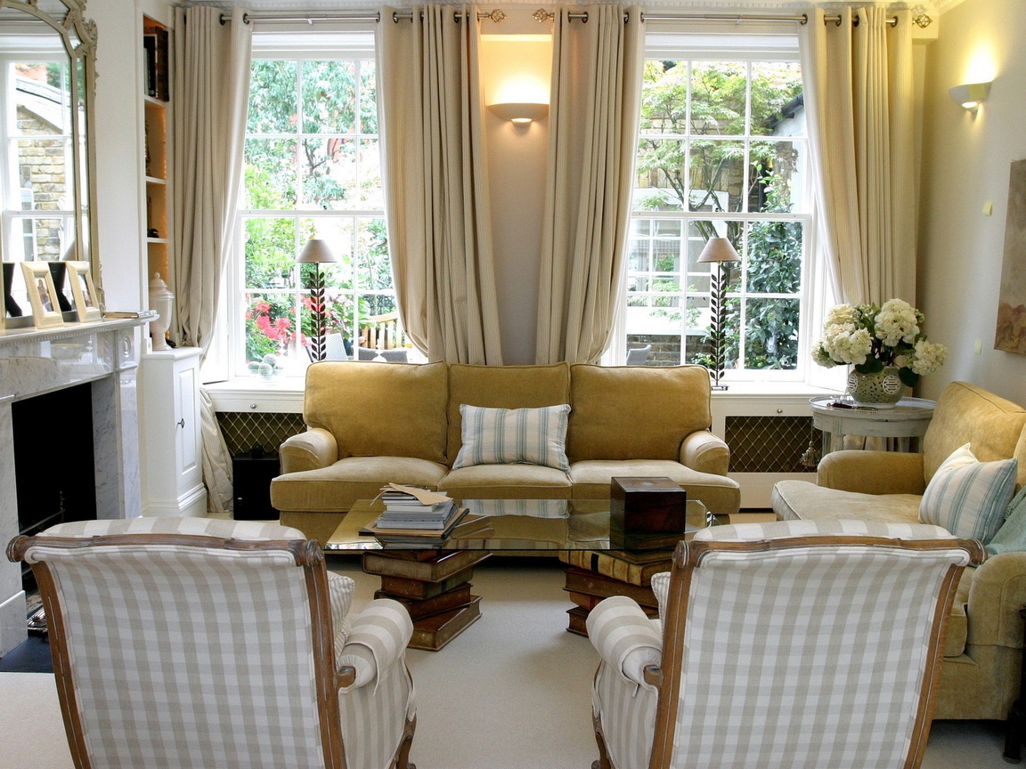 Dekoratív lámpák egy nappali szobában, két ablakkal