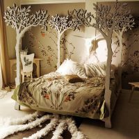 Décoration de lit avec des silhouettes d'arbres sculptés