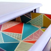 Coller la surface intérieure du tiroir avec un film multicolore
