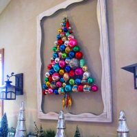 Arbre de Noël sur le mur fait de boules à facettes