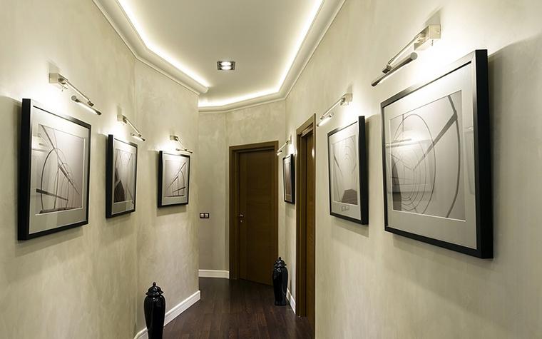 LED osvjetljenje slika u dugom hodniku