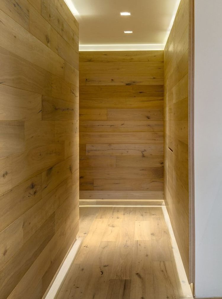 Murs en bois d'un couloir allongé