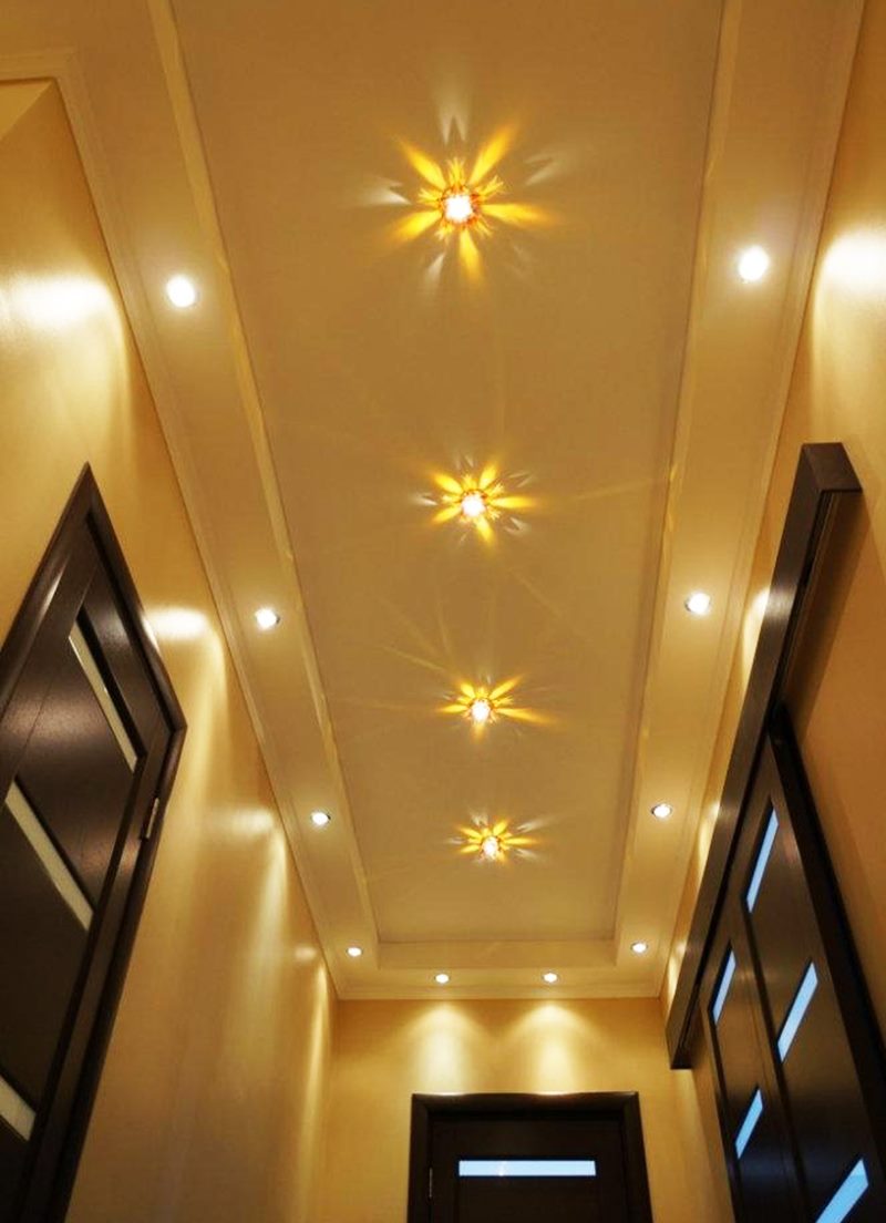 Fotografija uskog stropnog hodnika s integriranim svjetlima