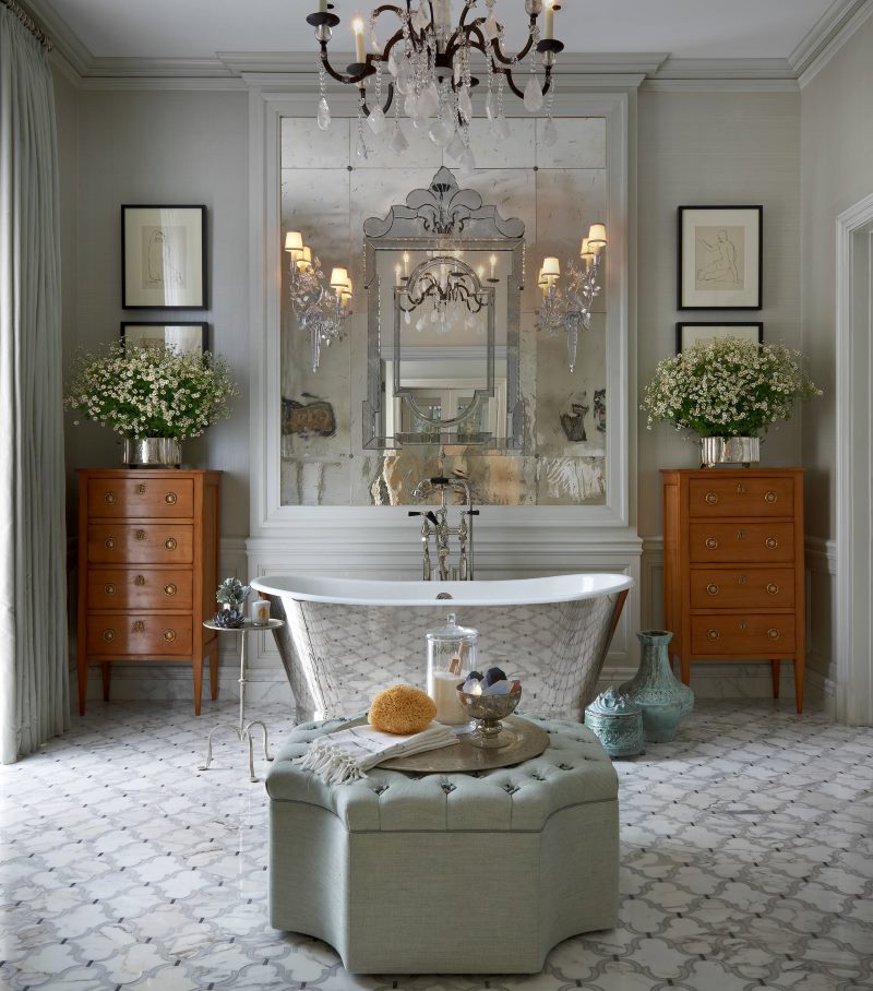 Intérieur de salle de bain de style classique
