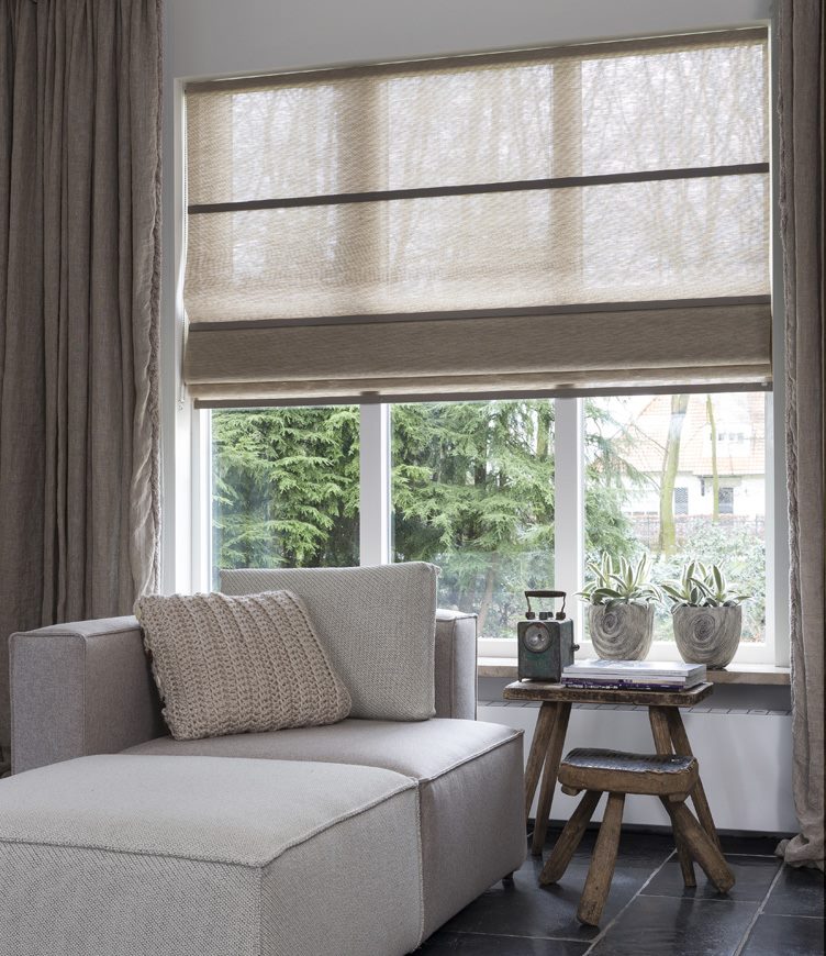 Finestra del soggiorno con diverse tende grigie