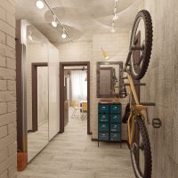 Bicikl na zidu hodnika u stilu potkrovlja
