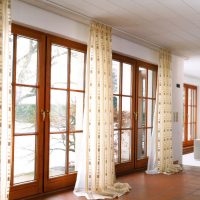 Finestre panoramiche del soggiorno con cornici in legno