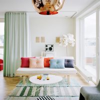 Cuscini decorativi luminosi sul divano del soggiorno