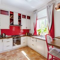 Rode gordijnen in het ontwerp van de keuken