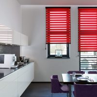 Vörös függönyök fehér konyhában