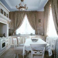 Cuisine classique avec des rideaux italiens