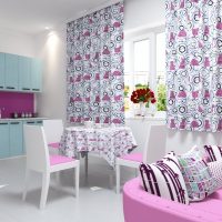 Rožiniai minkšti virtuvės baldai