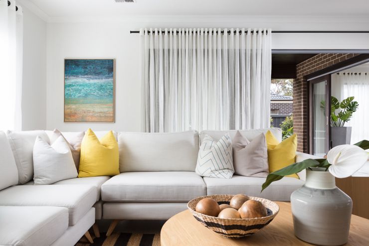 Könnyű áttetsző függönyök a modern stílusú nappaliban