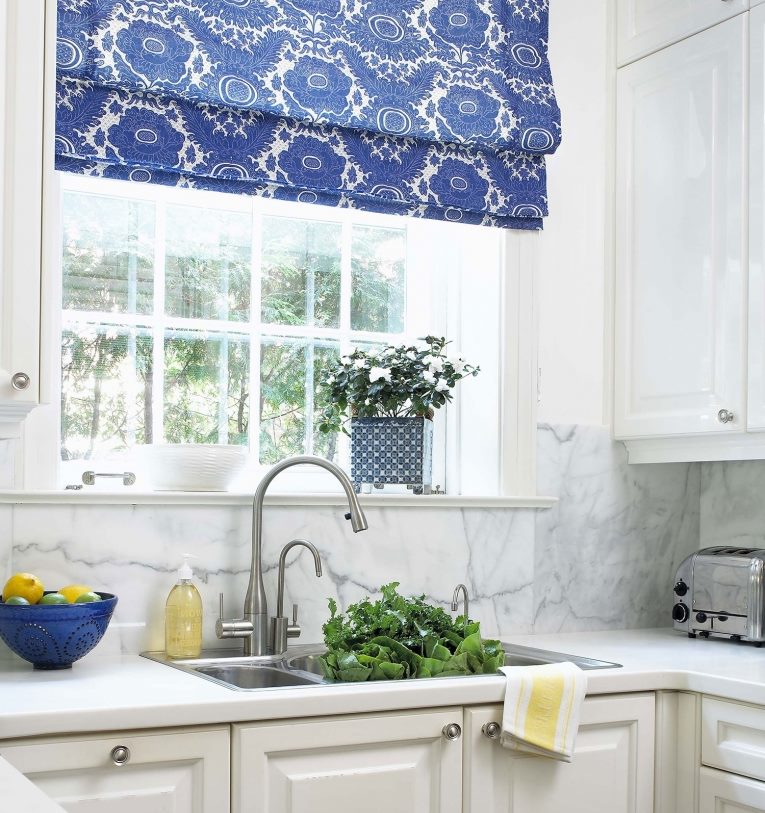 Синя римска завеса над мивката на кухнята
