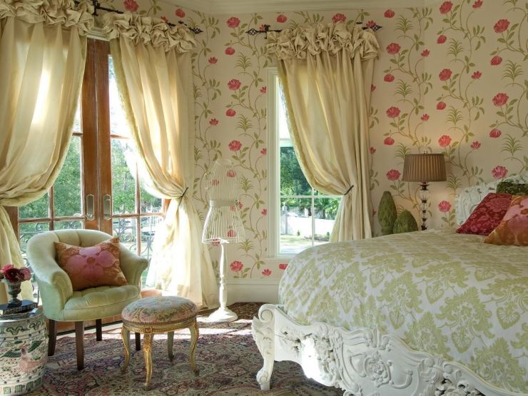 Dizains provence stila guļamistabā ar ziedu tapetēm