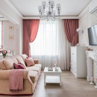 A nappali világos falai klasszikus stílusban