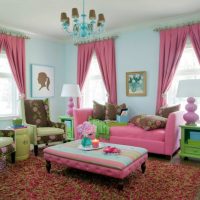 Декорация на залата с розов текстил