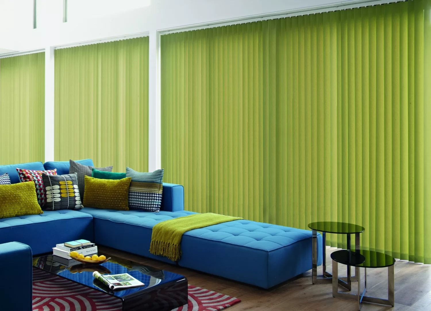 Divano blu nel soggiorno con tende verdi