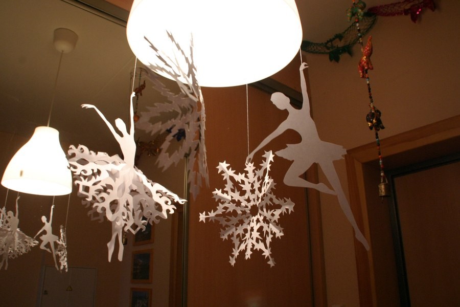 Fiocchi di neve di carta di Natale su una lampada da soggiorno