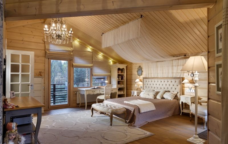 L'interno della camera da letto nel sottotetto di una casa in legno