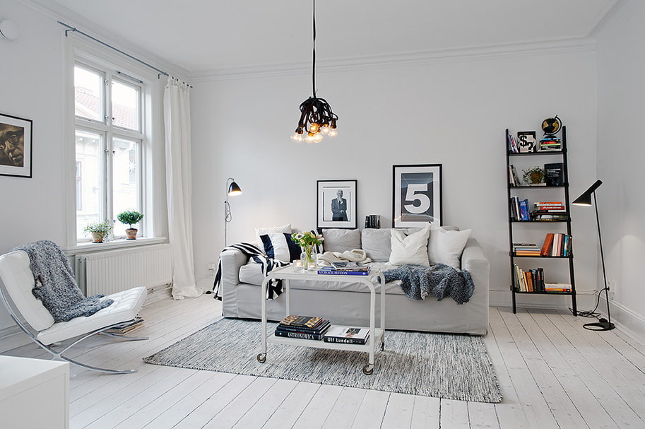 Witte woonkamer in Scandinavische stijl