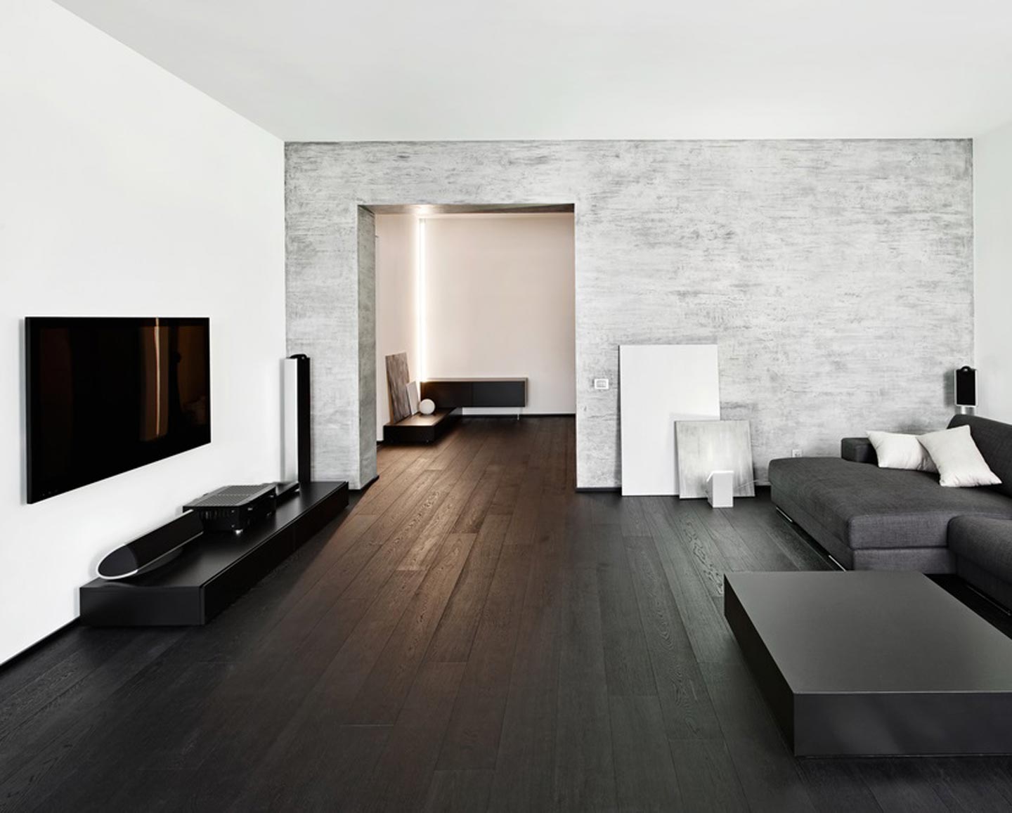 Tamsios medinės grindys salės interjere minimalizmo stiliumi