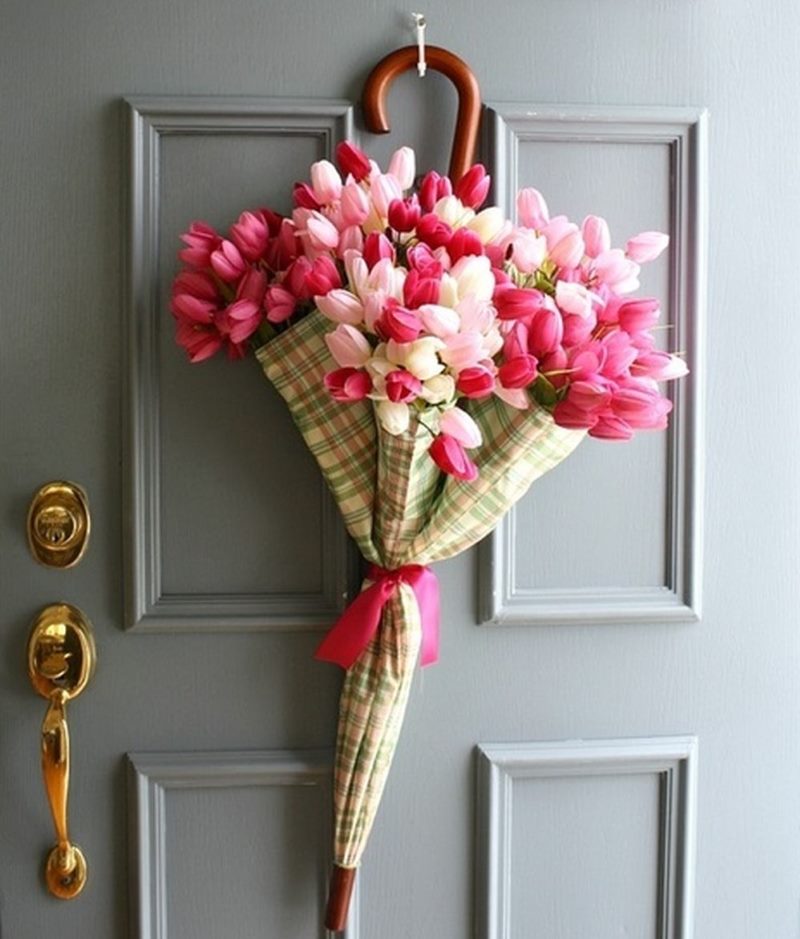 Décoration de la porte d'entrée avec un bouquet de tulipes