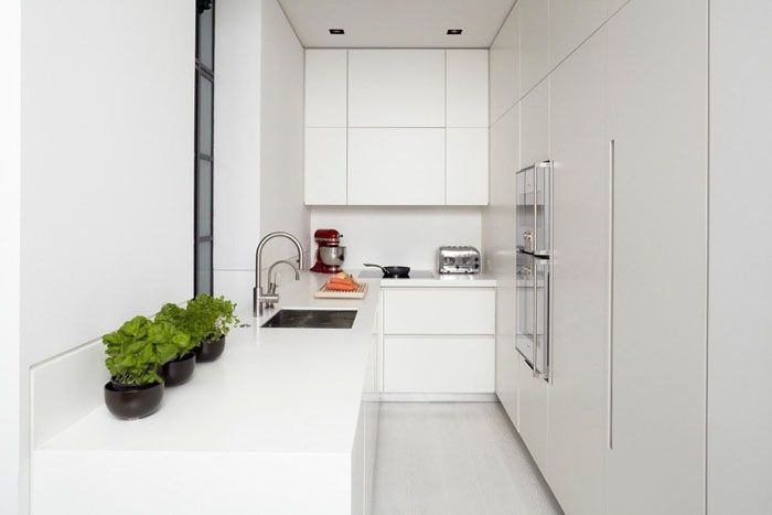 Disposizione minimalista di una cucina allungata