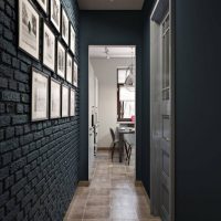 Opečni zid hodnika je tamno siv