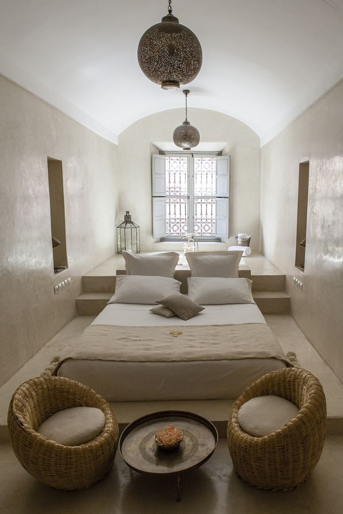 Design camera da letto stretta in stile orientale