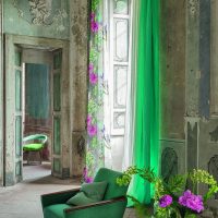 Poltrona verde in un salotto vintage