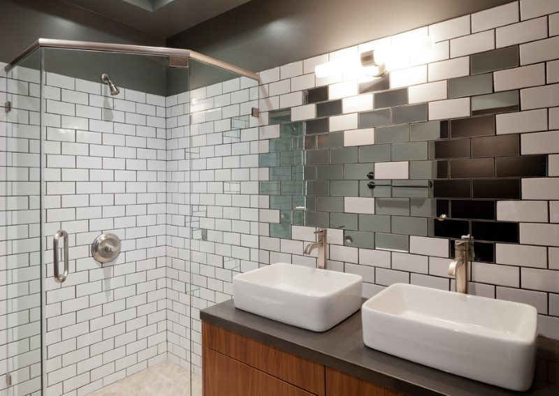 The combination of mirror and tile in the interior of the bathroom