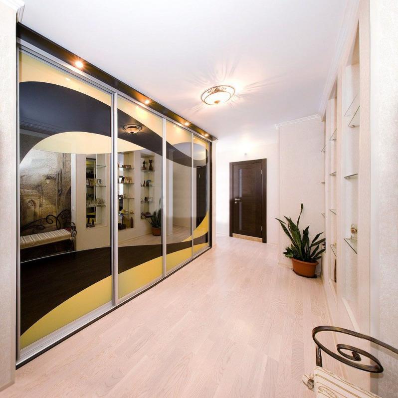 Гардероб с огледални врати в дизайна на коридора