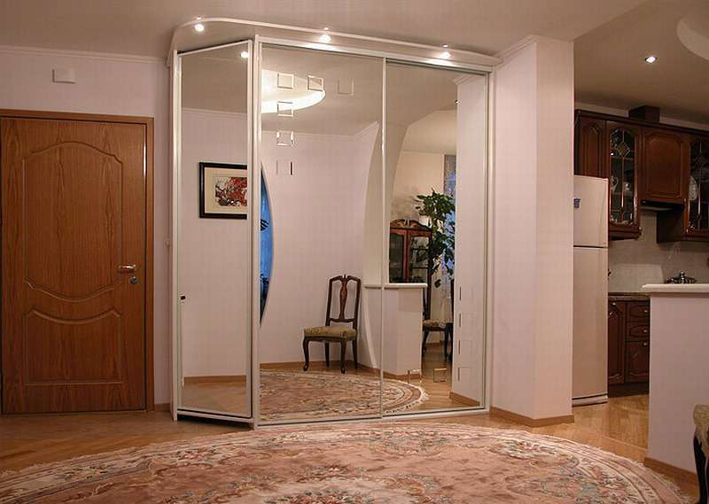 Отражение на интериора на коридора в огледалните врати на гардероба