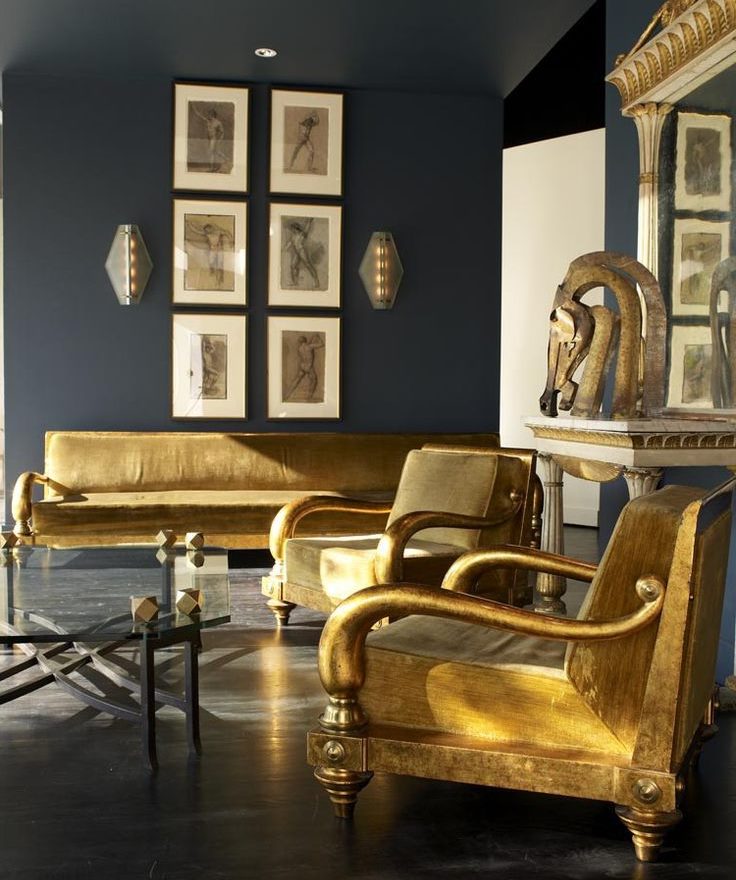 Mobili in stile egiziano in oro nel soggiorno