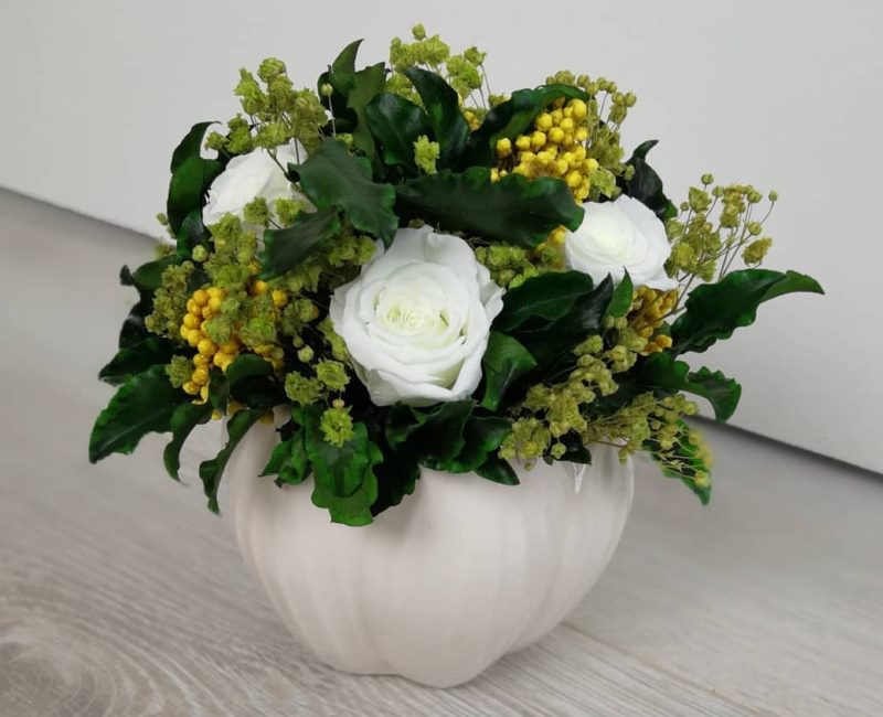 Bouquet artificiel avec des roses blanches