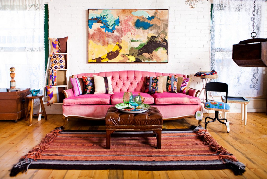 Canapé rose dans une chambre de style boho