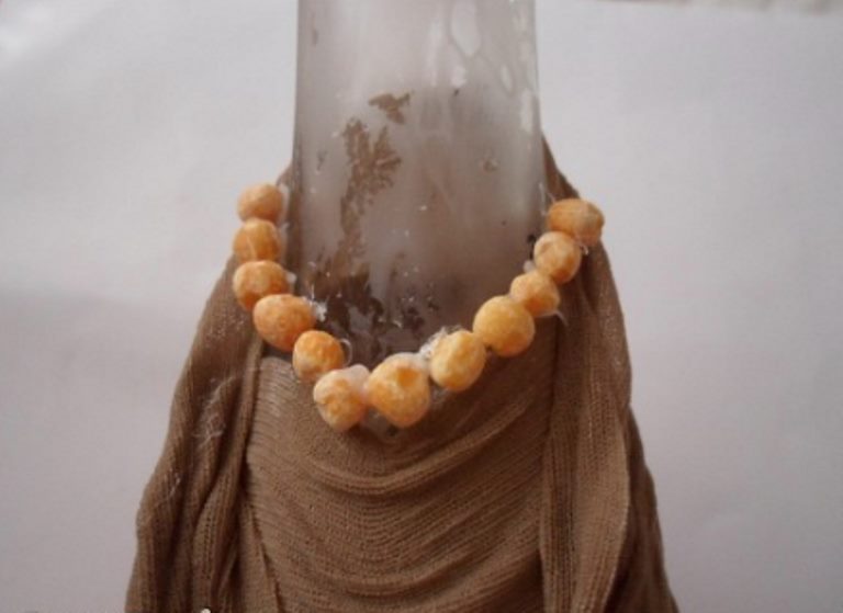 Perline decorative su una bottiglia di vetro
