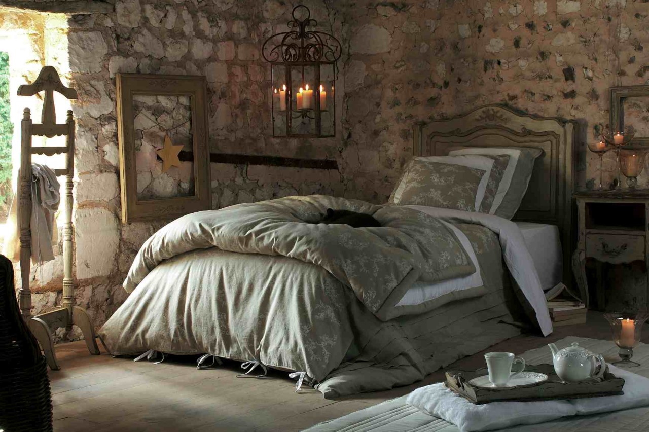 Stenen muren in een rustieke slaapkamer